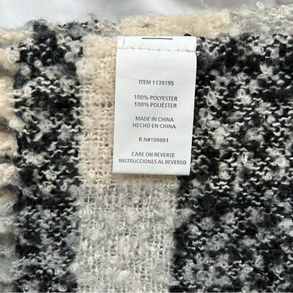 Loft Chunky Knit Checkered Scarf - Picture 5 of 10